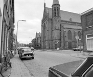 855921 Gezicht op de St.-Josephkerk (Draaiweg 44) te Utrecht, met rechts de Grave van Solmsstraat.